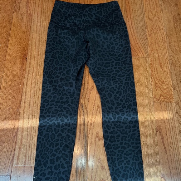 Nike cheetah print leggings - Picture 2 of 4